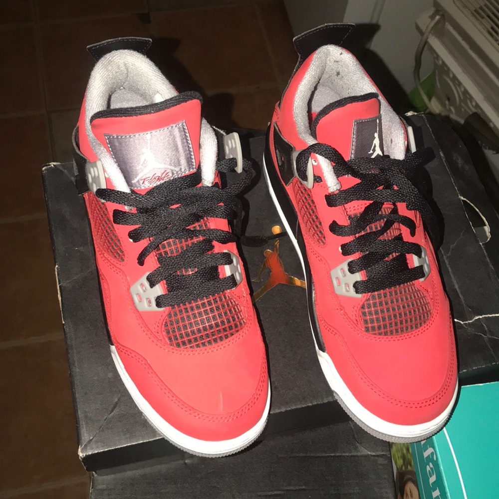 Jordan 4 toro Bravo